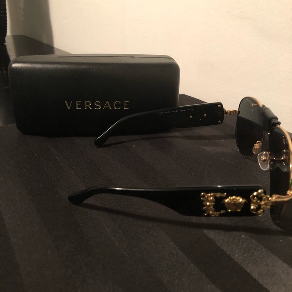 Authentic Versace sunglasses SOLD! - Picture 4 of 6